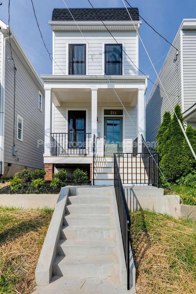 211 E 15th St