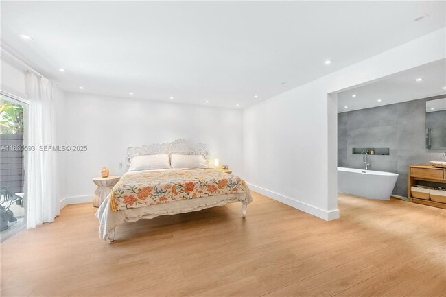 Photo - 465 NE 112th St