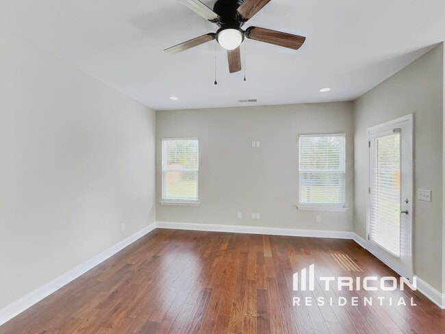 Photo - 1372 Wentworth Dr