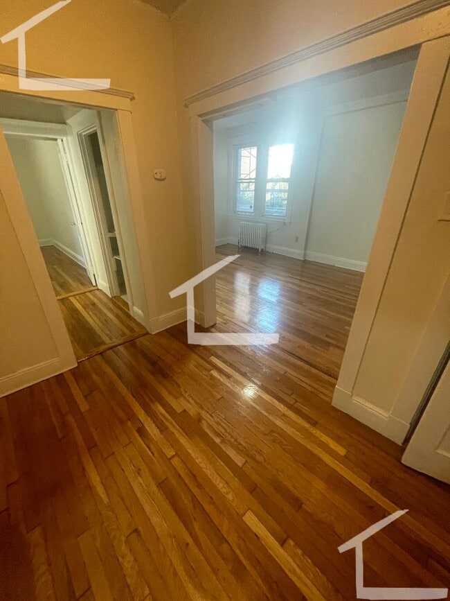 Building Photo - Large 1 bed unit along the Green Line in B... Rental