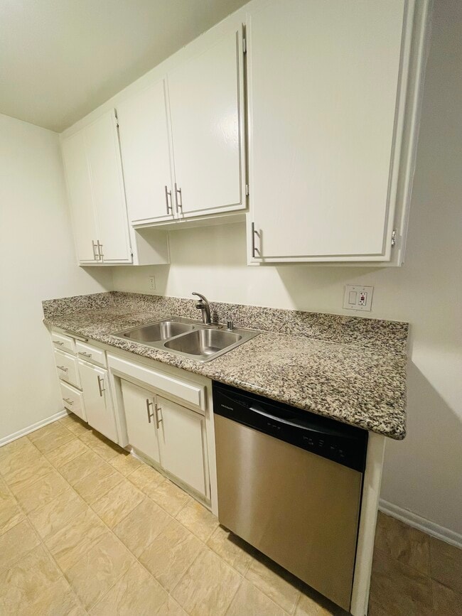 Building Photo - 13956 Vanowen St