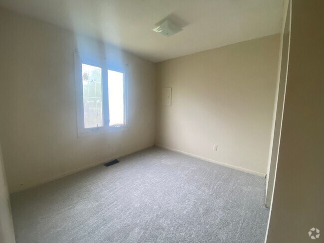 Building Photo - 1633 Bayview Dr Unit 1 Rental