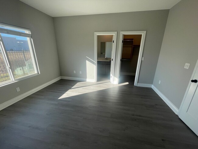 Building Photo - 5533/35 N Edwards Cir Unit 5535