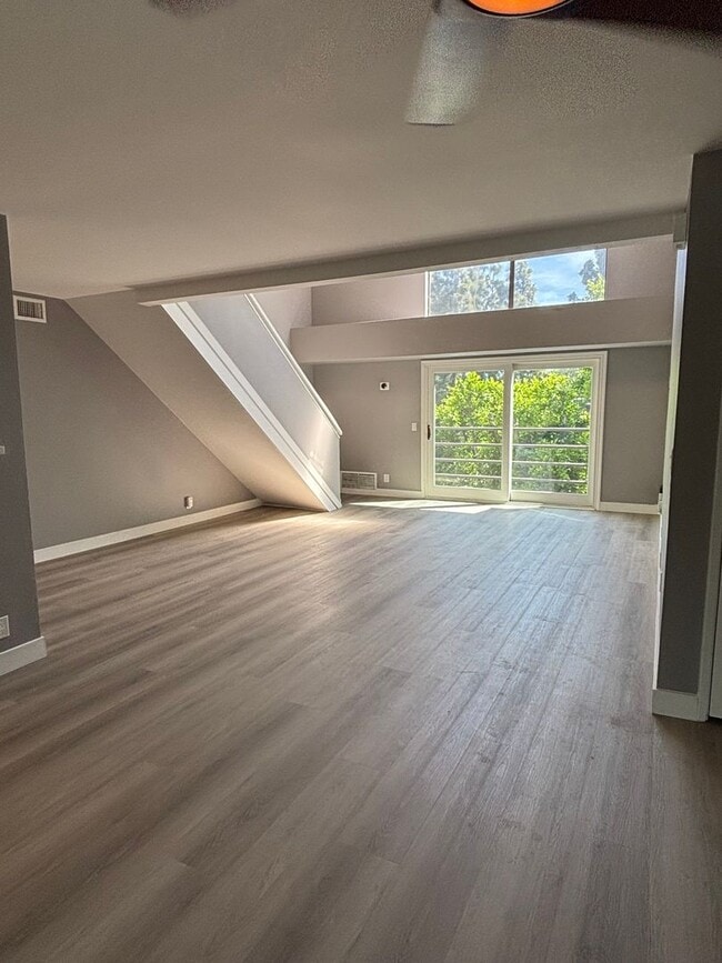 Building Photo - Two Masters Plus Loft Updated Condo in Long Beach