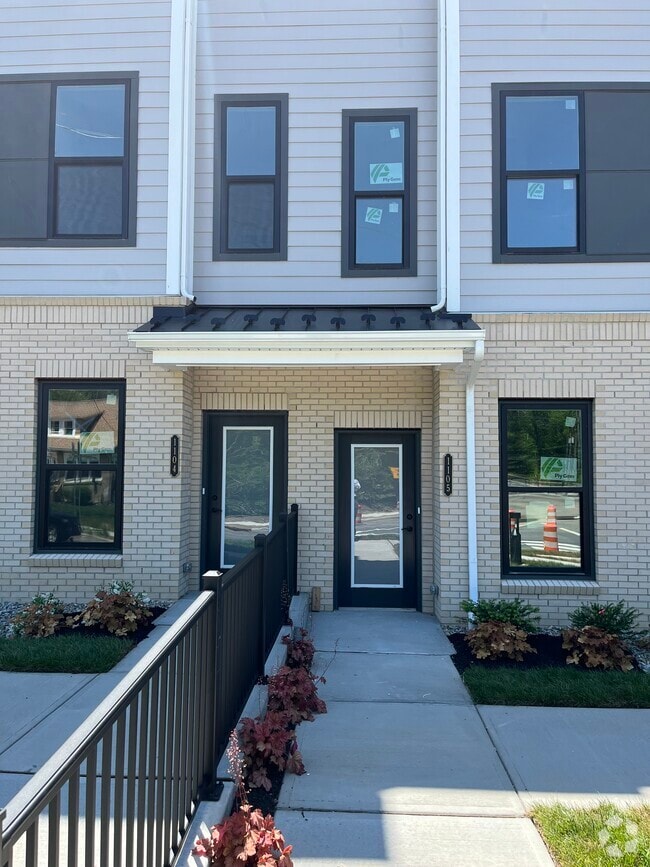 Building Photo - 1105 Greenwich Dr Rental