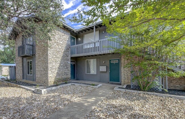 Building Photo - 2506 Manor Cir Rental