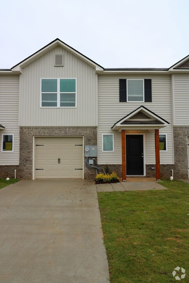 Building Photo - Lincoln Townhome