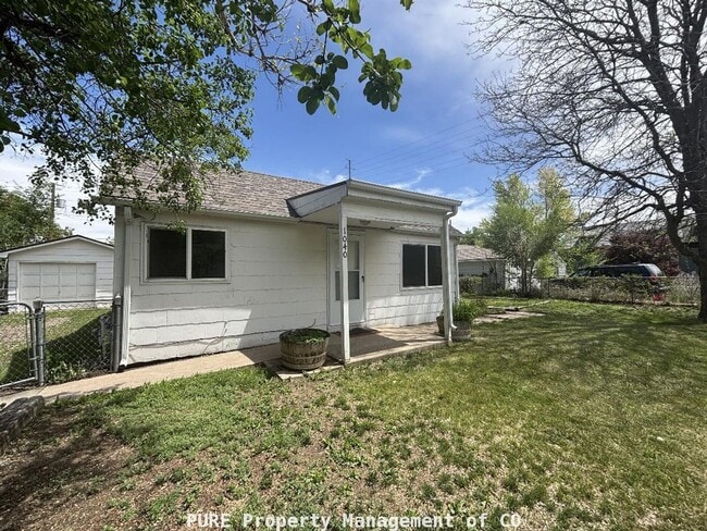 Building Photo - Cozy single family home with 1-car detached garage!