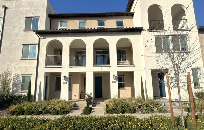 Building Photo - Milk Thistle Ln  Chino, 91708  (4 Bed, 4 Bath)