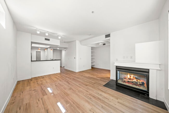 Building Photo - 2400 5Th Unit 103