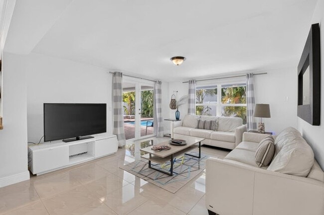 Photo - 700 NE 70th St