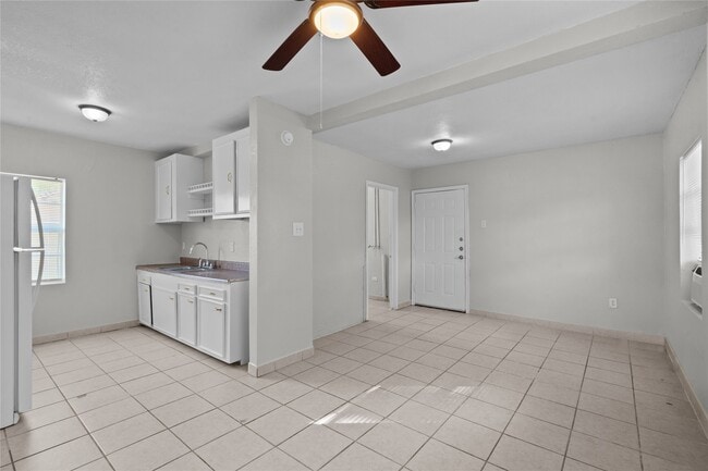 Building Photo - 806 3rd Ave N Unit 12