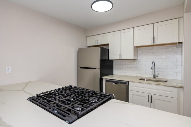 Building Photo - The Oaks Apartments