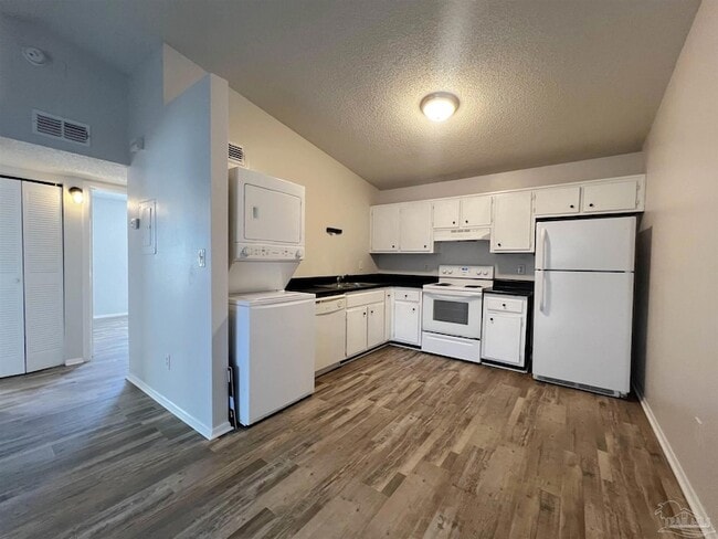 6801 Tiki Ln