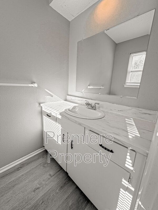 Photo - 223 N Oak Dr