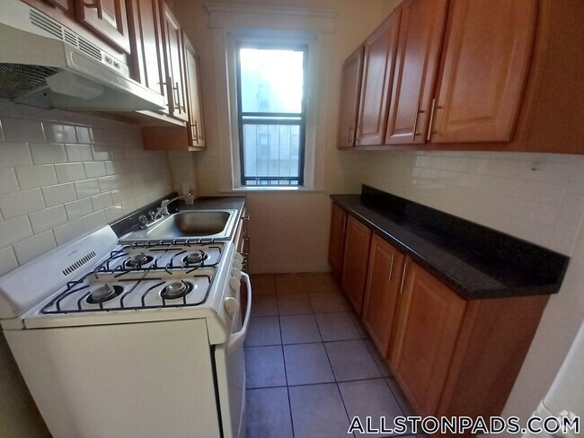 Building Photo - 1152 Commonwealth Ave Rental