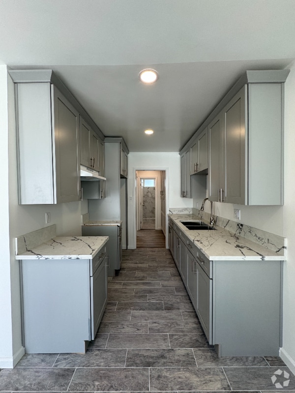 Building Photo - 14633 Sylvan St Unit 6 Rental