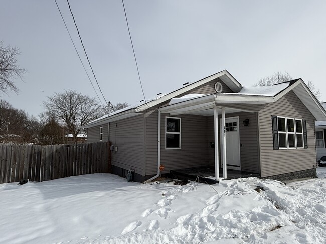 Photo - 601 Leonard St