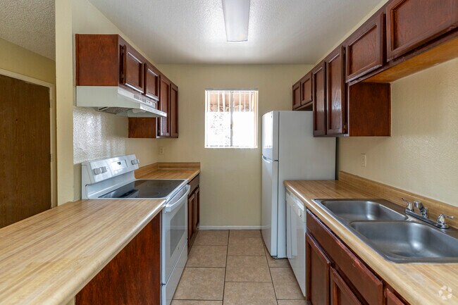 1BR, 1BA - 730SF - Kitchen