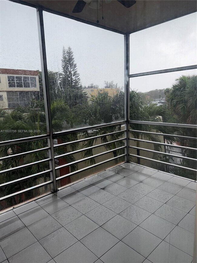 Photo - 4042 NW 19th St Unit 305