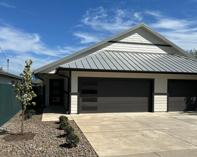 Building Photo - SD10th Unit 767