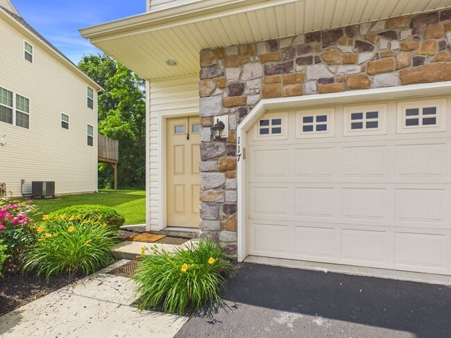Building Photo - Spacious Townhouse on Mapleton Blvd.