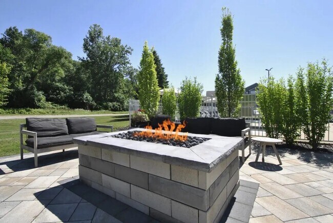Building Photo - Hunters Ridge Apartments & Townhomes
