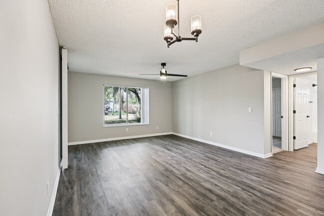 Lakeside Glen Apartments