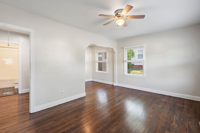 Photo - 2009 Oakwood Ave