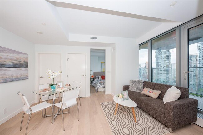 Photo - 1480 Howe St