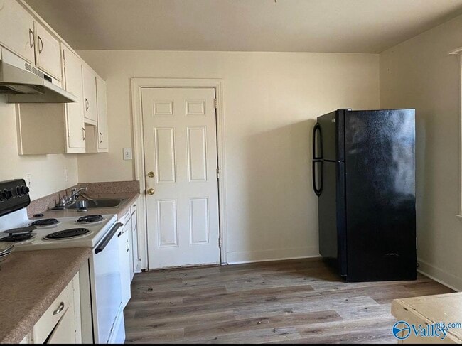 Photo - 905 Fairway Dr NW