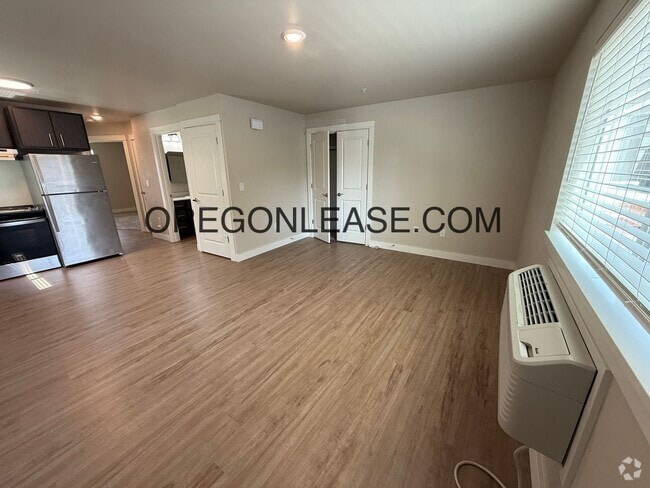 Building Photo - Newer 2-Bedroom Apartment located off Jasp... Unit 4080 Horace st #8