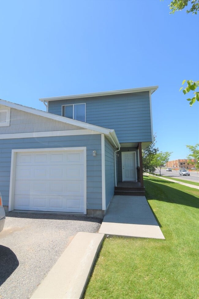 Building Photo - 3Bed 1.5Ba Townhouse with GARAGE! Great Location! Unit D