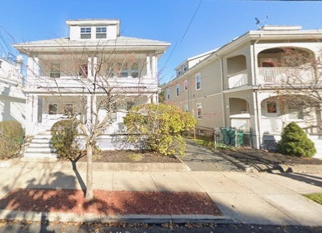 Building Photo - 431 Eastern Ave Unit 1