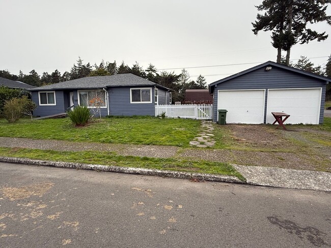 Building Photo - Spacious Ranch Rambler with 2 car garage