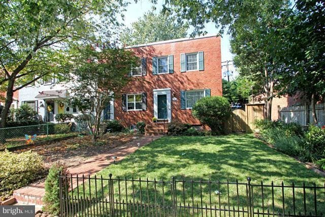 Building Photo - Classic Townhome with Hardwood Floors and Functional Layout