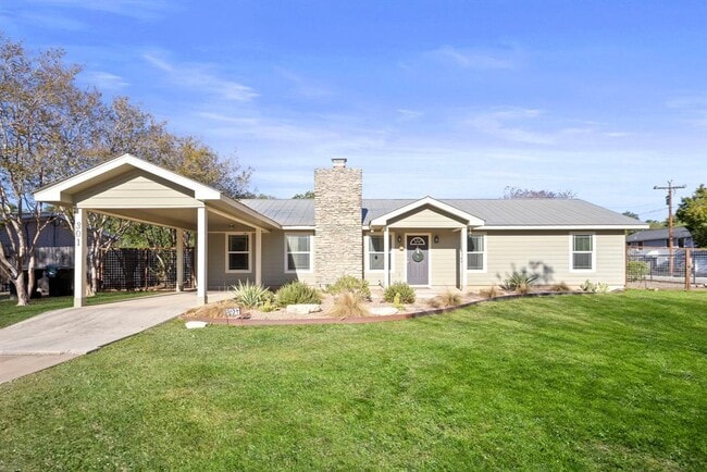 Photo - 301 Hub Dr