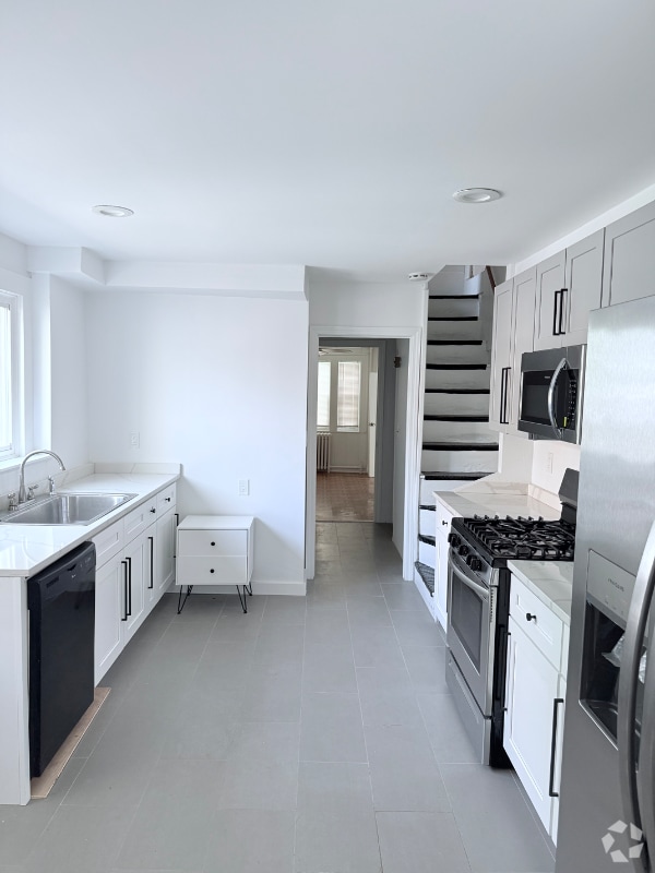Building Photo - 6 Parkman St Rental