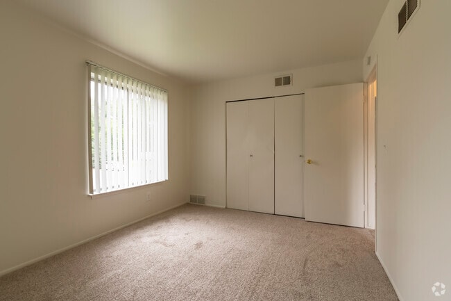 2BR, 1BA - 790SF - Bedroom 1 - Lexington Manor