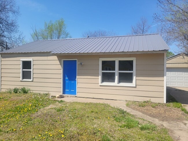 Building Photo - 2 Bedroom House Backyard!