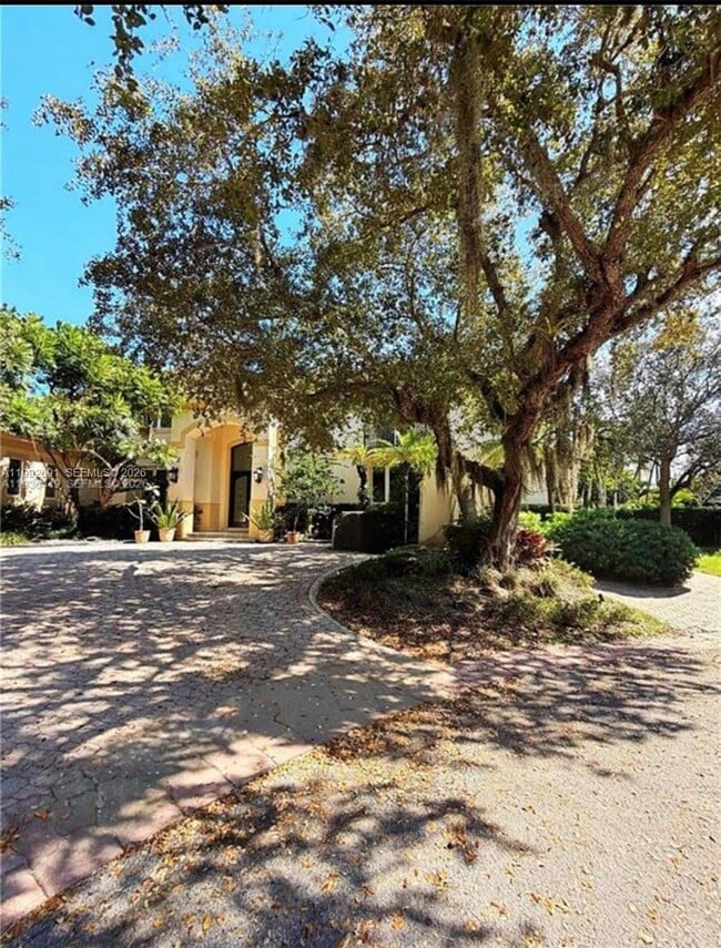 673 Destacada Ave