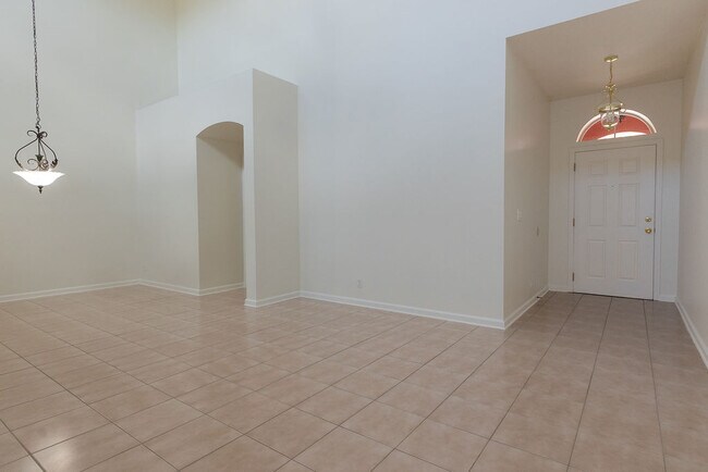 Photo - 808 Carlyle Ln