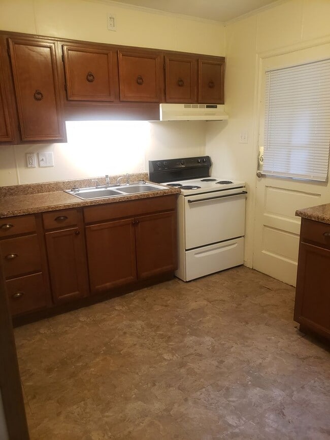 Photo - 3BR House Near Lakeside Park