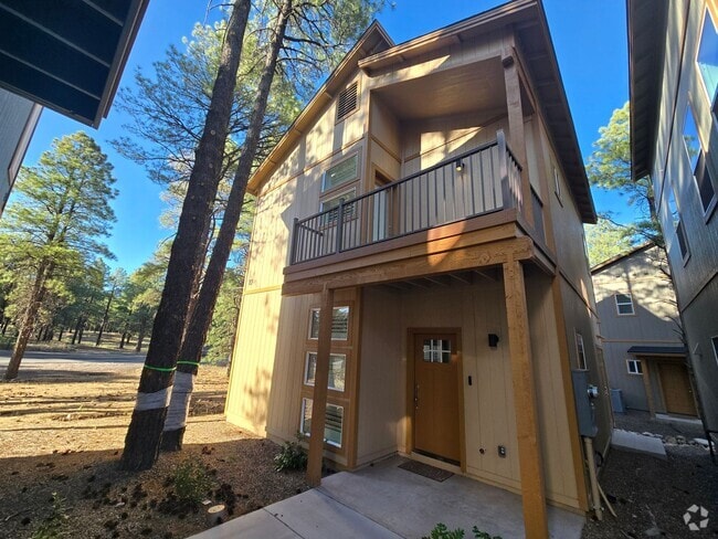 Building Photo - Beautiful, Newly-Built, Townhouse w/A/C & ...