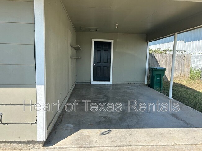 Photo - 822 N Avenue F
