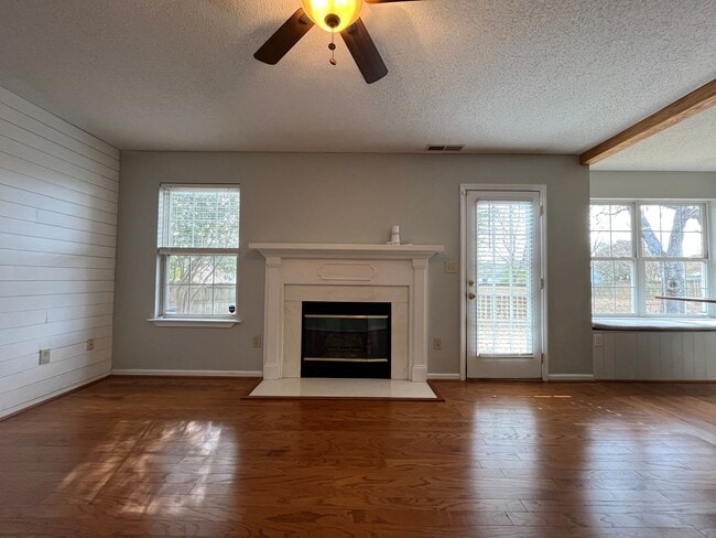 Photo - Spacious 3/3 Available For Move In Now