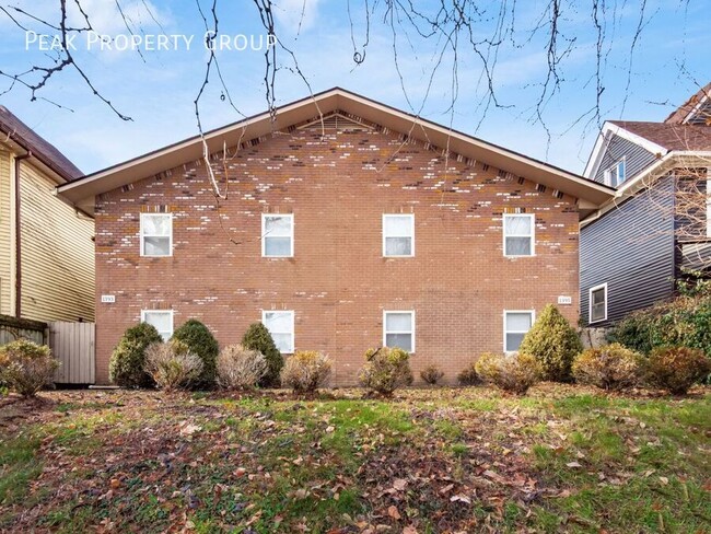 Building Photo - 1393-1395 Summit Street-2 Bedroom Unit 2 Bedroom