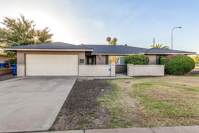 Photo - Stunning Tempe home - 5 bedroom - pool & y...