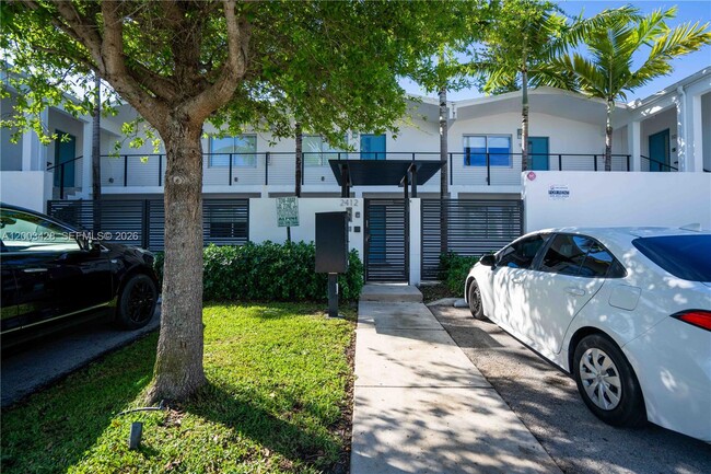 Building Photo - 2412 NE 26th St Unit 7