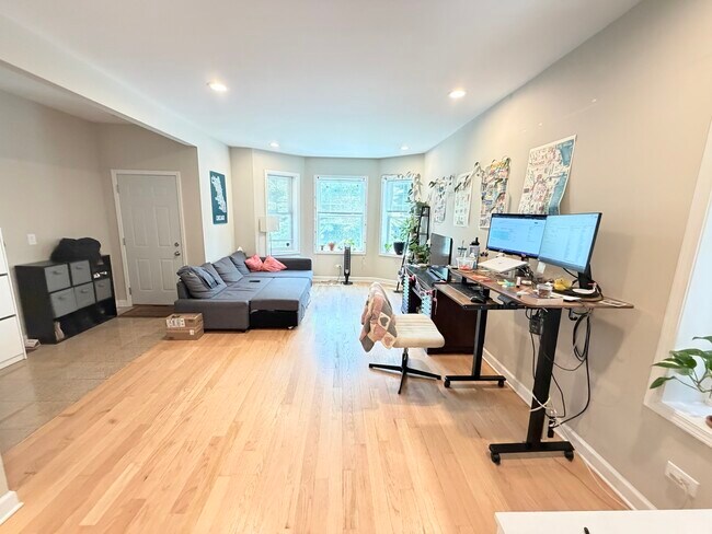 Photo - 1330 W Roscoe St